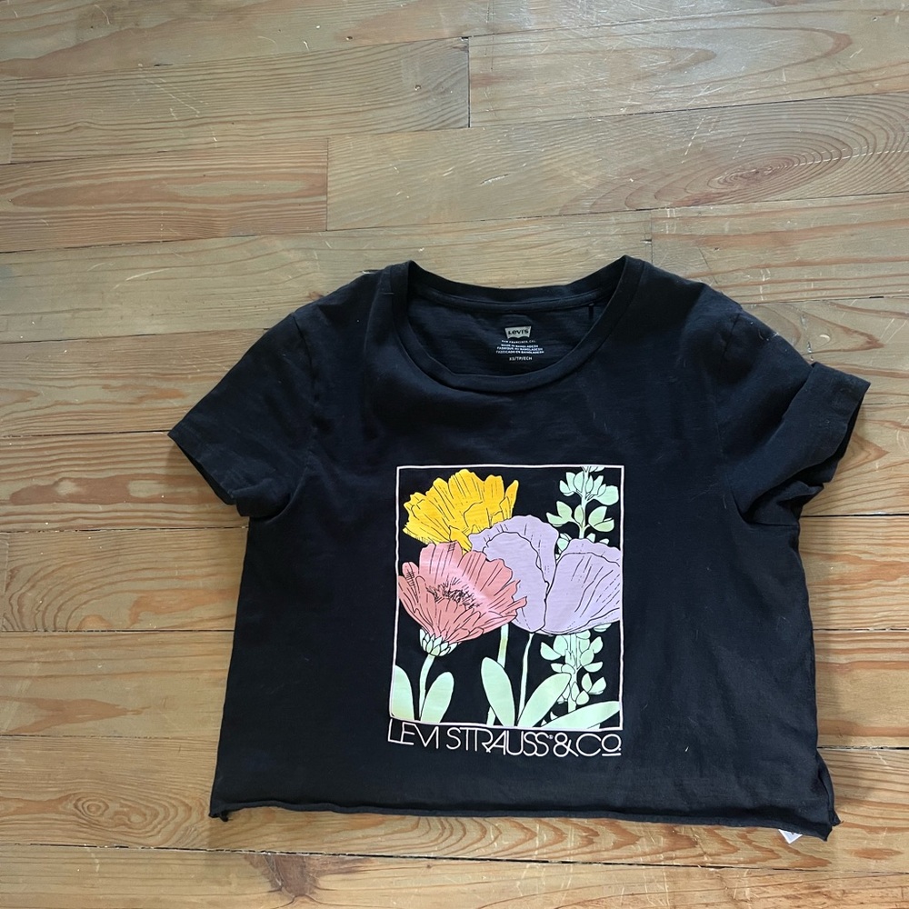 Levi’s cropped tee